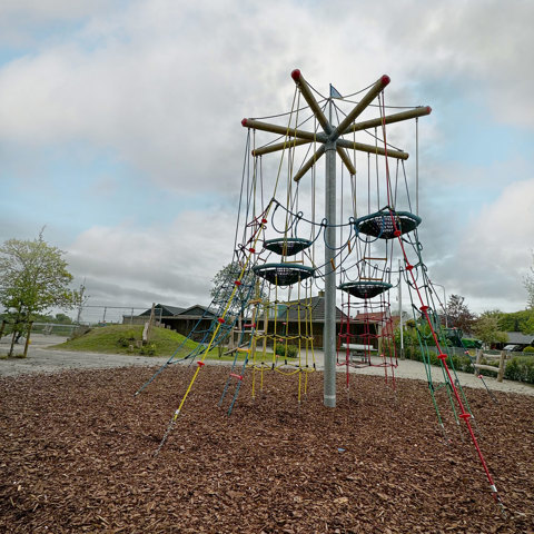 Vogelnestboom Bakker Speeltoestellen Anjum