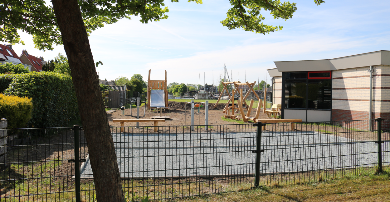 Idyllische speeltuin in de woonwijk en nabij de haven
