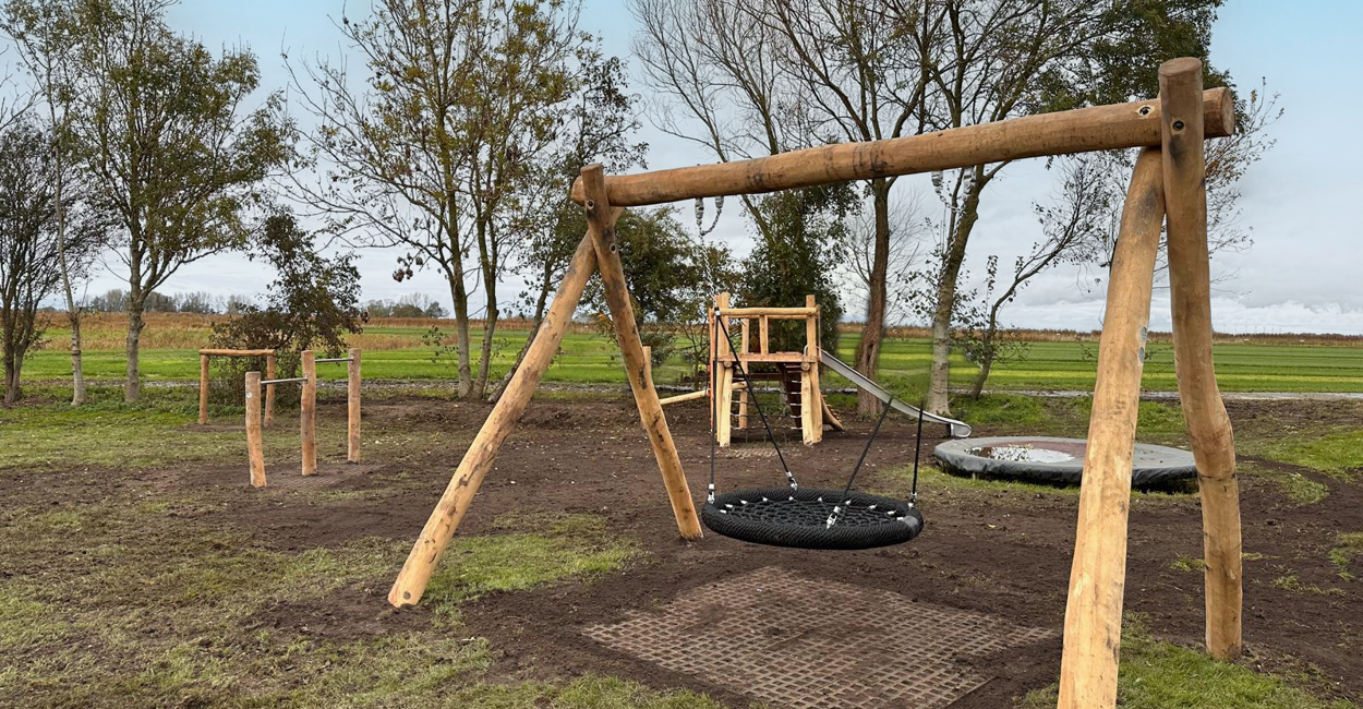 Een speelweide met natuurlijke elementen