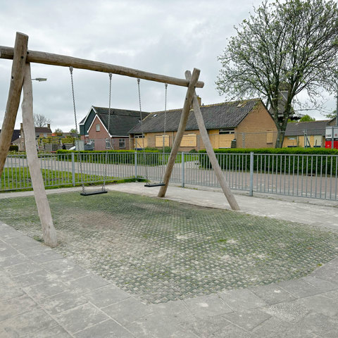 Robinia Schommel Bakker Speeltoestellen Anjum (1)