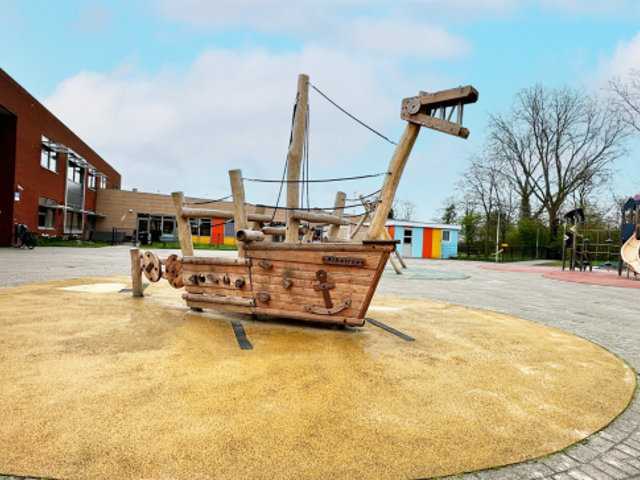 Speelschip robinia - Franeker (1)