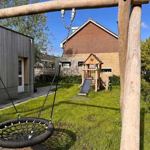 Schommel vogelnest en speelhuisje robinia - Harlingen