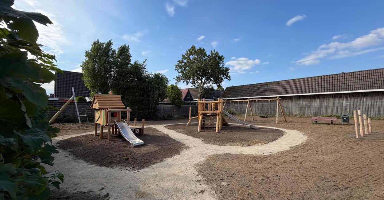 Prachtige speeltuin in Hantum