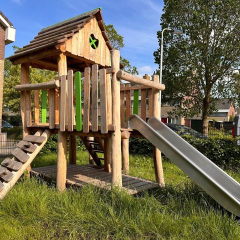 Speelhuisje met  glijbaan robinia - Harlingen