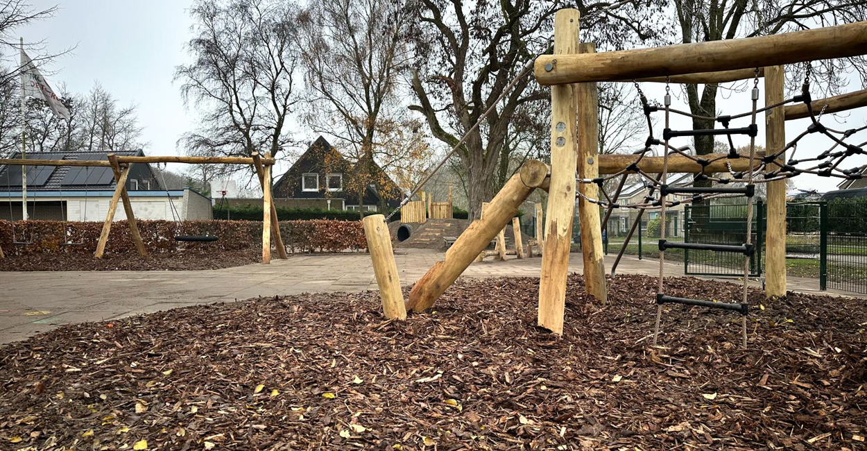 Natuurlijk schoolplein met toekomstbestendige speeltoestellen