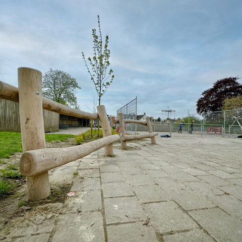 Jeugdbankjes Robinia Bakker Speeltoestellen Anjum