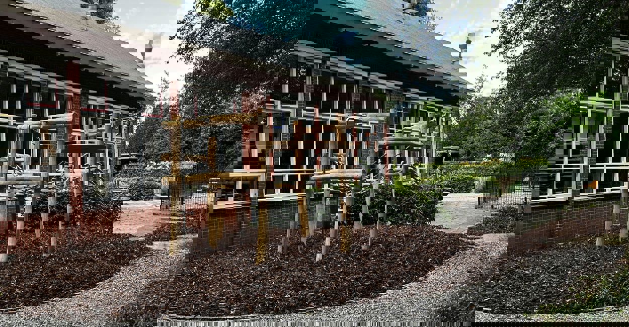 Natuurlijk klimmen en klauteren bij school!