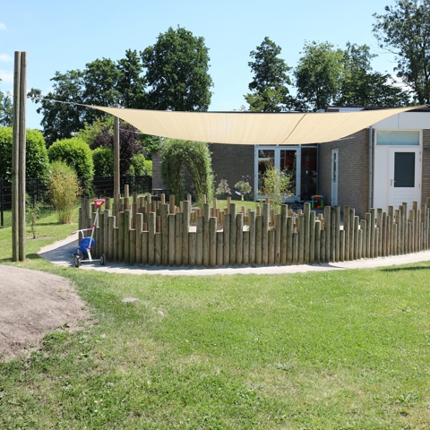 Zandbak met schaduwdoek robinia - Rottevalle (1)